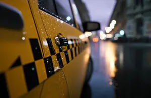 Автомобиль такси на линии в вечернее время